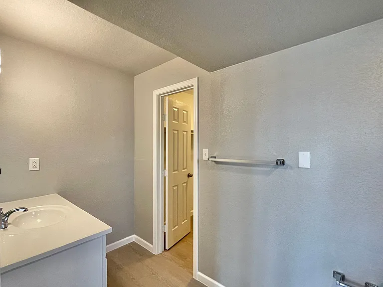 302 Washington St — Photo 36