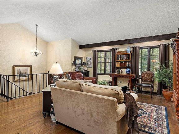 4th image of 28 Weaver Hill Rd