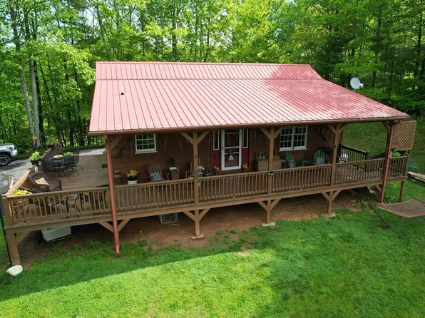 90 Rhythm Ridge Ln, Hillsville, VA 24343