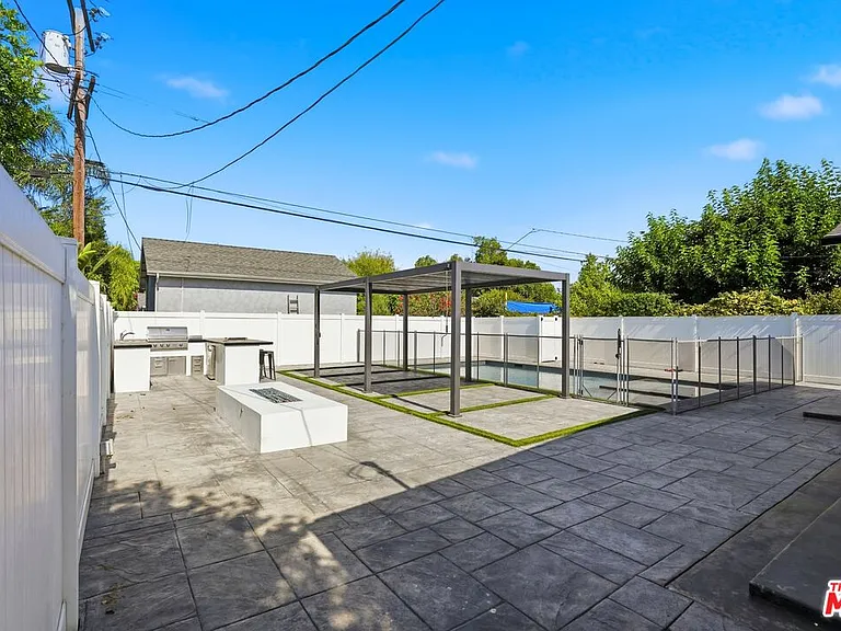 5735 Saloma Ave — Photo 49
