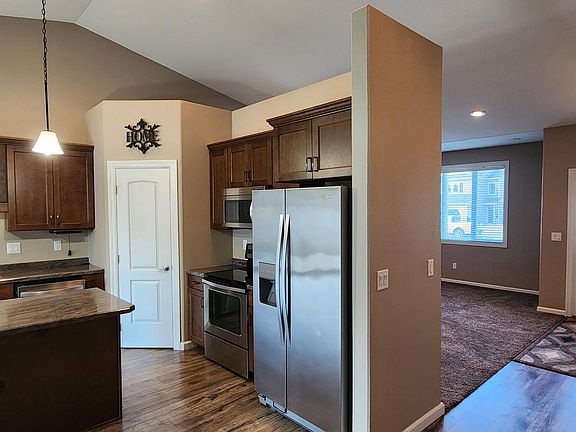 5th image of 713 Bremner Ave