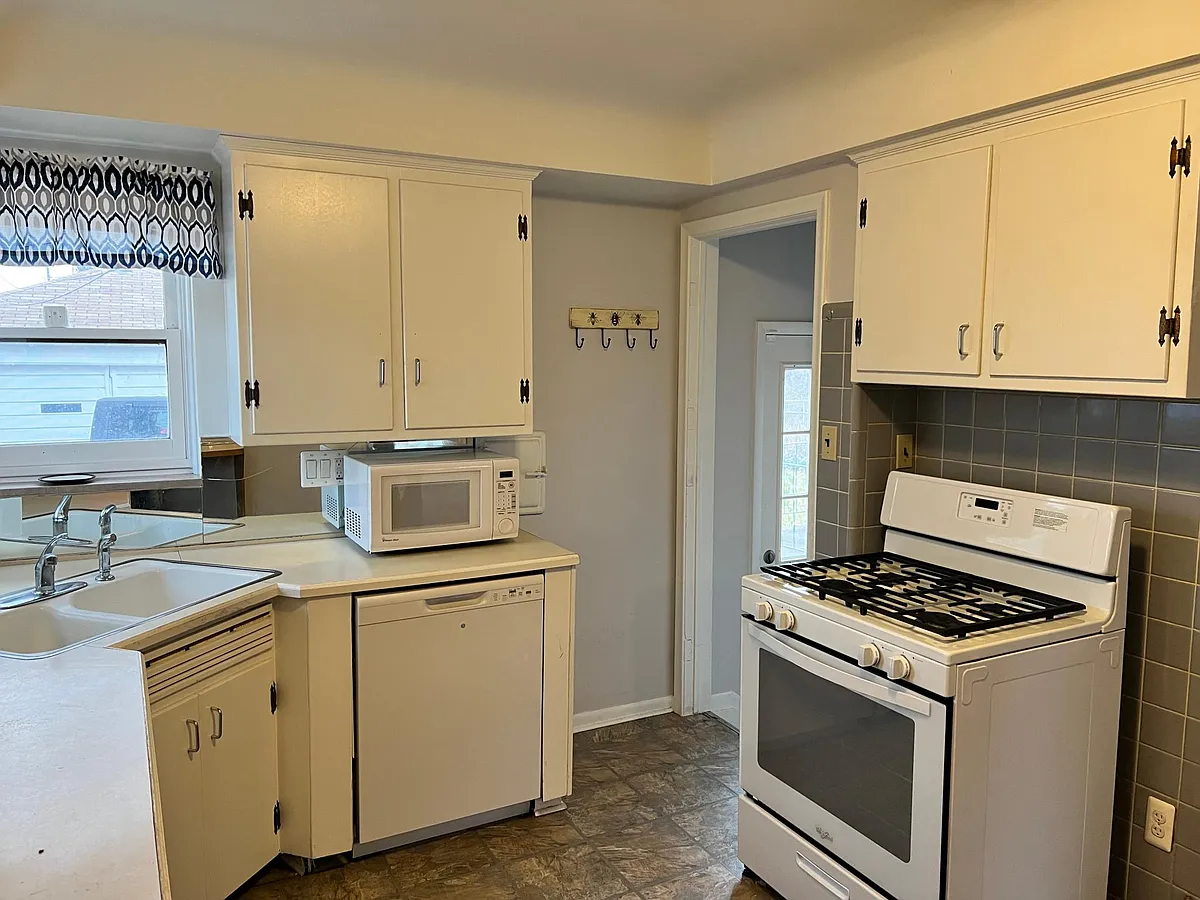 Building Photo - 24730 Westhampton Ave