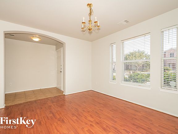 4th image of 2205 Lilac Cir