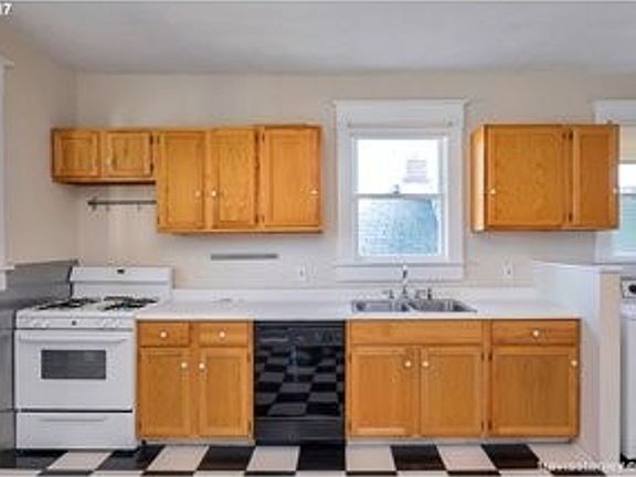3rd image of 1115-1117 SE Marion St #1115