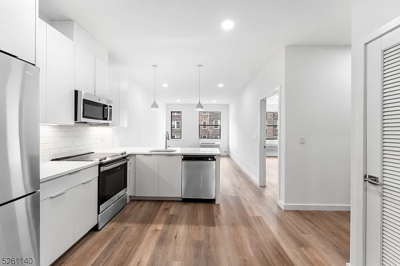 1 bed, 1.0 bath, 720 sqft, $1,962 — Photo 2
