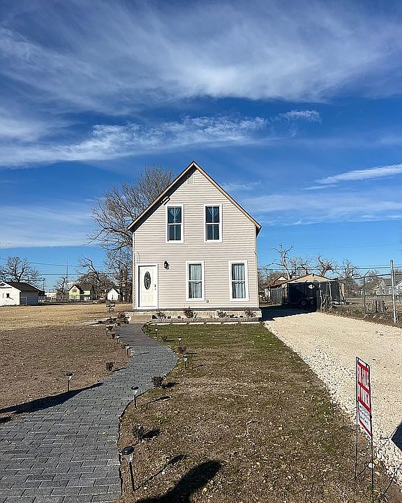1st image of 124 E Avenue F