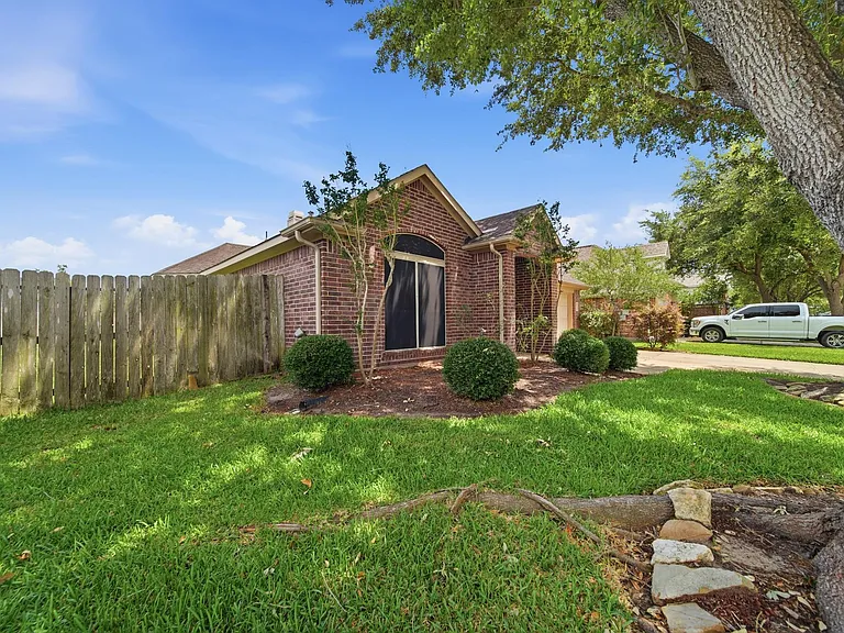 321 Preston Ln — Photo 4