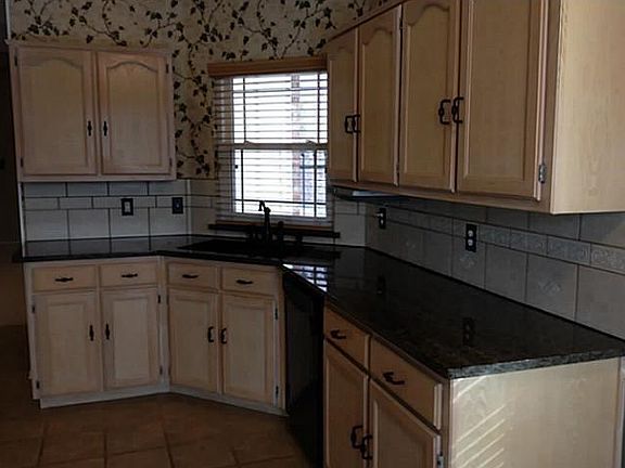 4th image of 2091 Amherst Dr