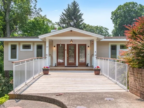 19 Lakeview Dr, Kinnelon Boro, NJ 07405