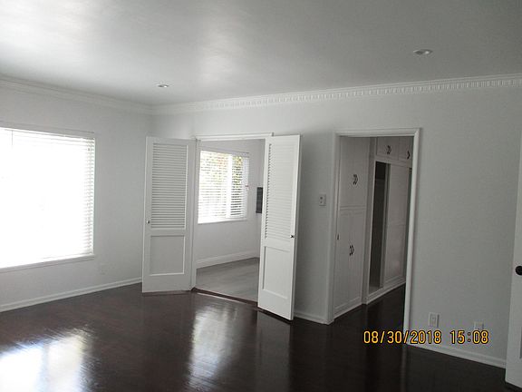4th image of 905 N Sweetzer Ave #7