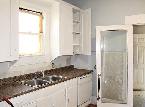 5th image of 921 E Hattie St