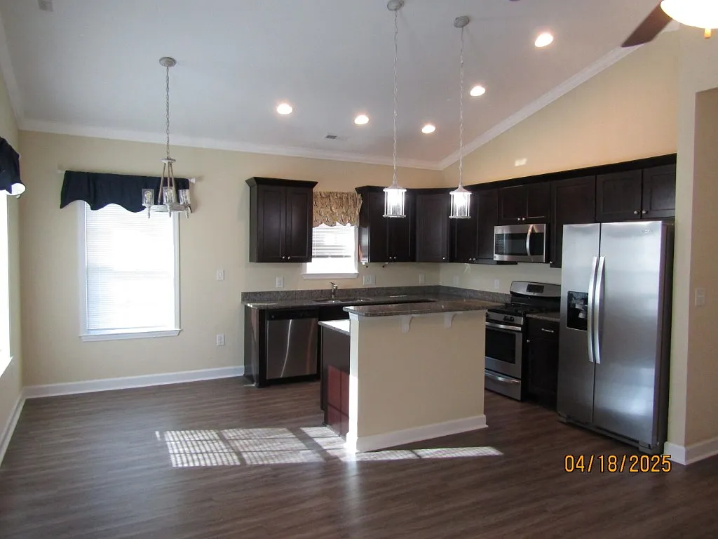 3 bed, 1430 sqft, $1,895 — Photo 2