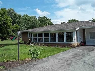 3rd image of 639 Iroquois St