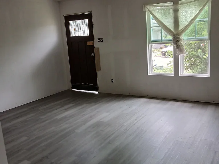2415 Jennings Ave — Photo 1