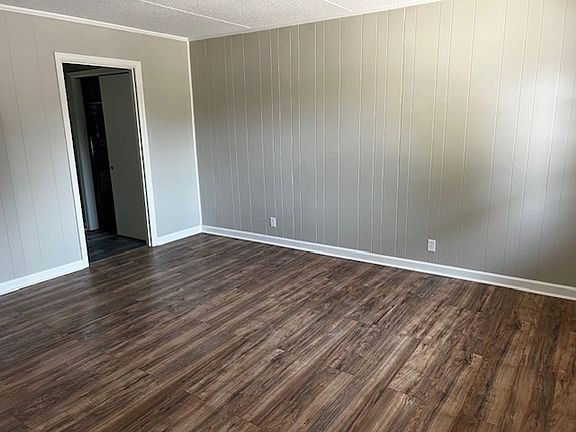 5th image of 756 Lawrence Ave