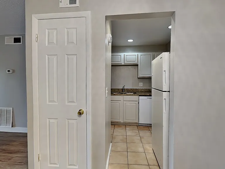 918 Lake Destiny Rd #E — Photo 5