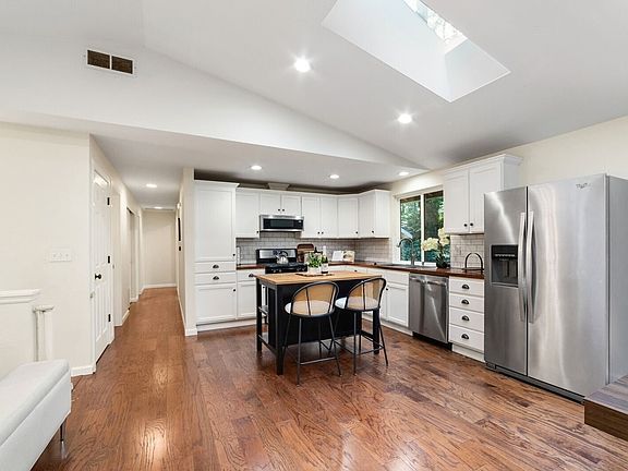 5th image of 839 NE 200th St