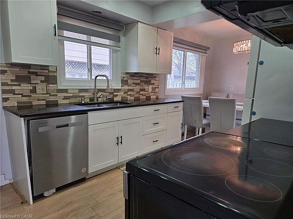 4th image of 261 Overlea Dr