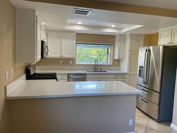 5th image of 630 Warwick Ave