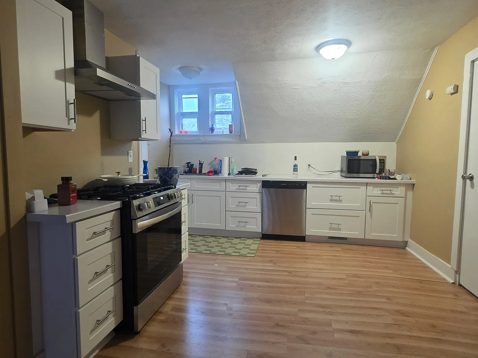 1 bed, 900 sqft, $1,400 — Photo 3