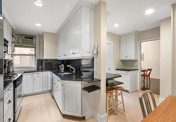 3rd image of 1070 Park Ave #10E