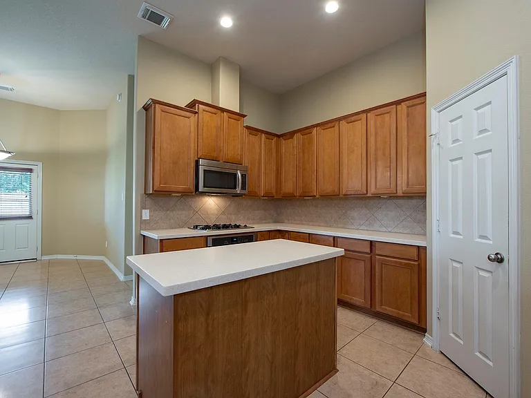 1208 Pisana — Photo 17