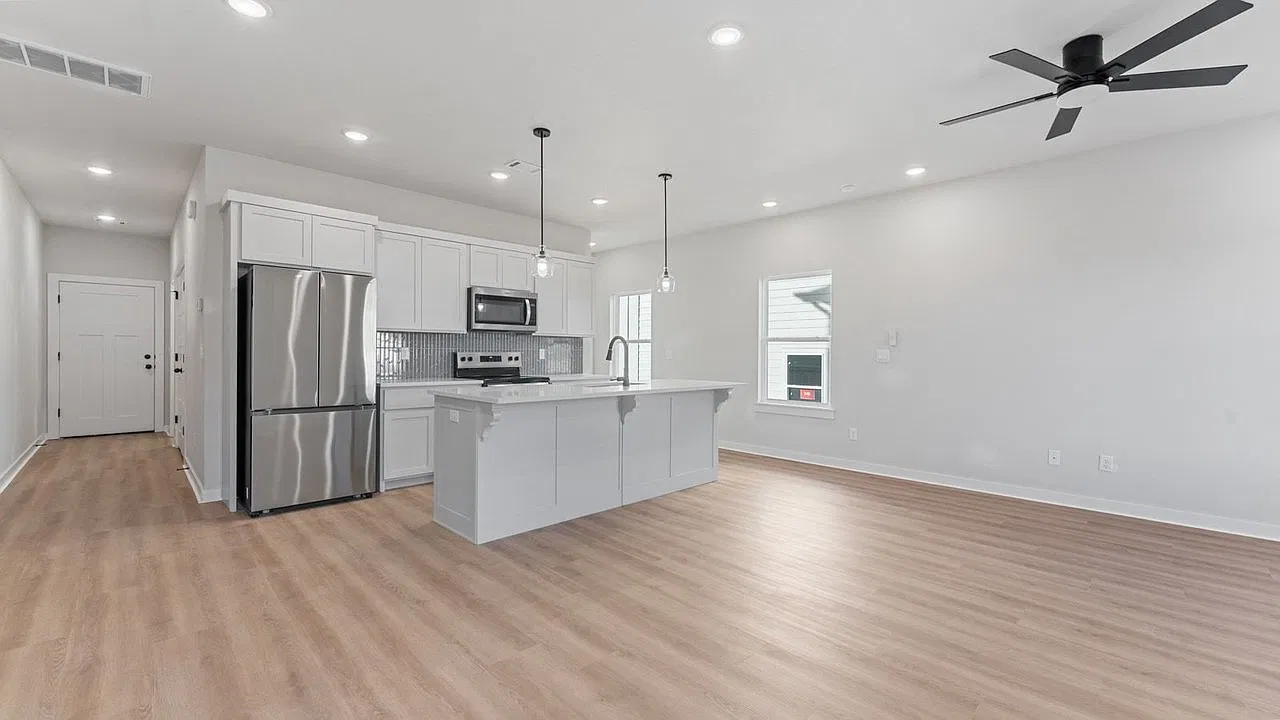 3 bed, 2.5 bath, 1584 sqft, $1,695 — Photo 3