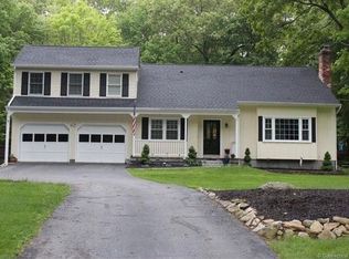 4 Quail Meadow Ln, Gales Ferry, CT 06335
