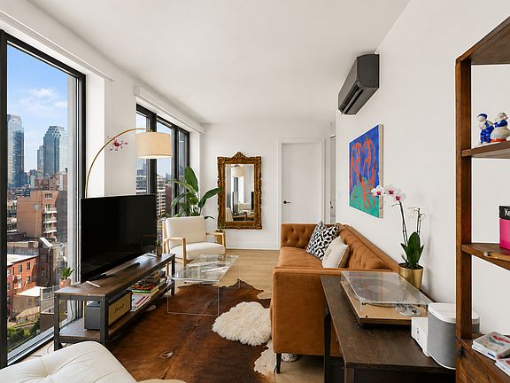 2nd image of 10-25 Jackson Ave Penthouse D