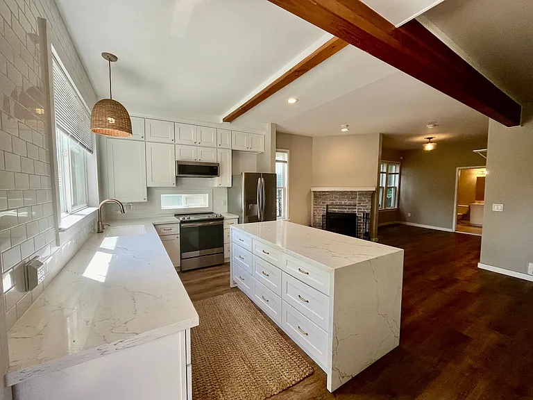 2606 E Madison St — Photo 2