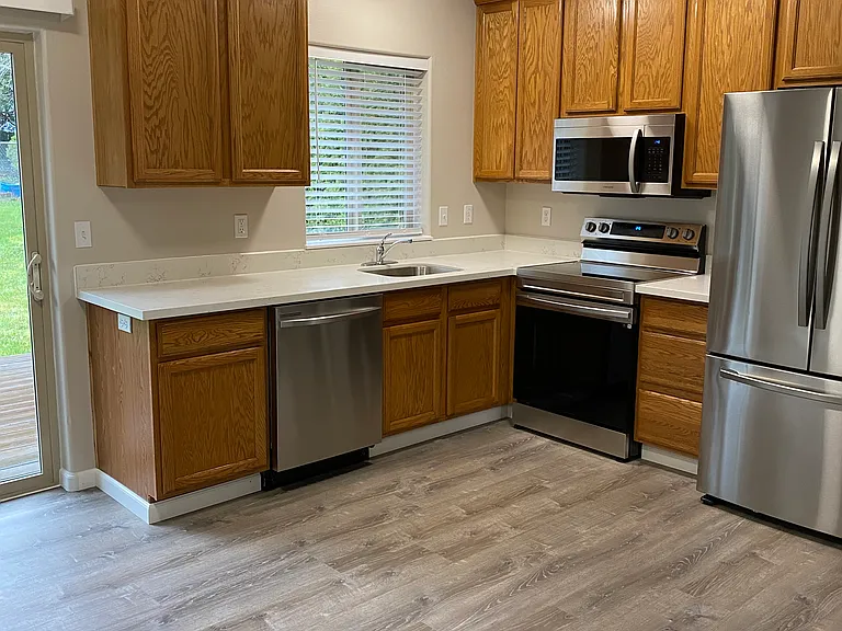 137 NE Olvera Ct — Photo 2