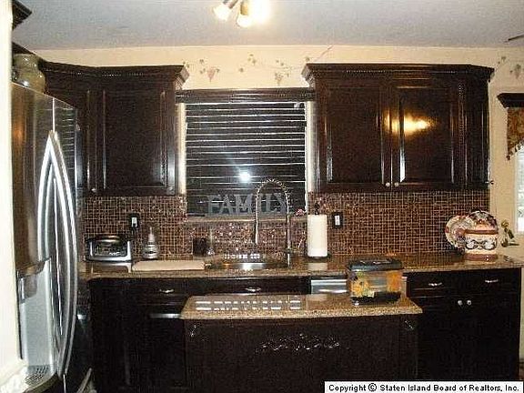 3rd image of 46 Lion St