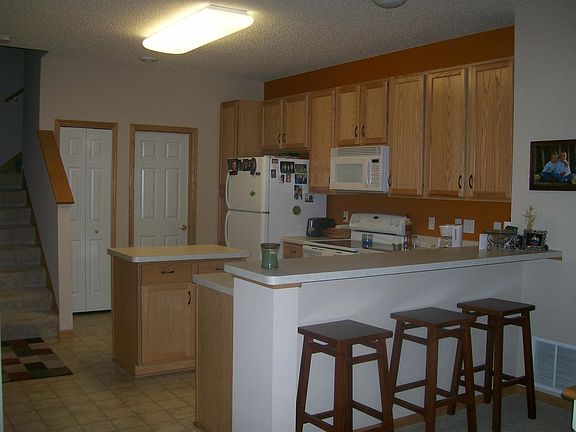 2nd image of 827 Willow Glen Ct