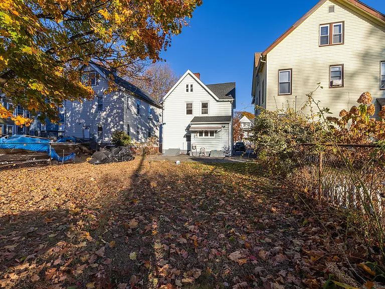 216 Howard Ave — Photo 23
