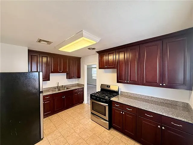 3 bed, 1.0 bath, 1350 sqft, $1,900 — Photo 4