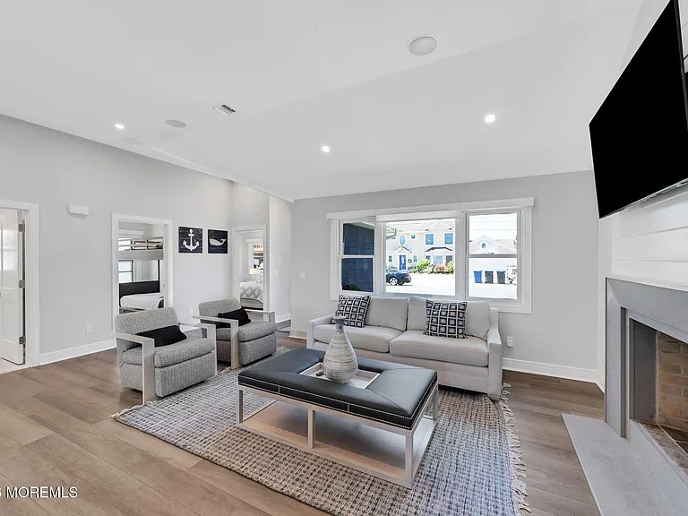 347 Bay Ln — Photo 21