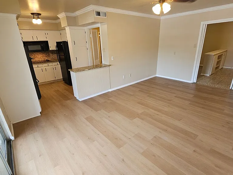 6033 Sandhurst Ln #D — Photo 13