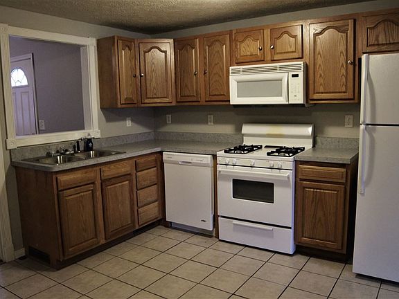 5th image of 824 Lancaster Dr