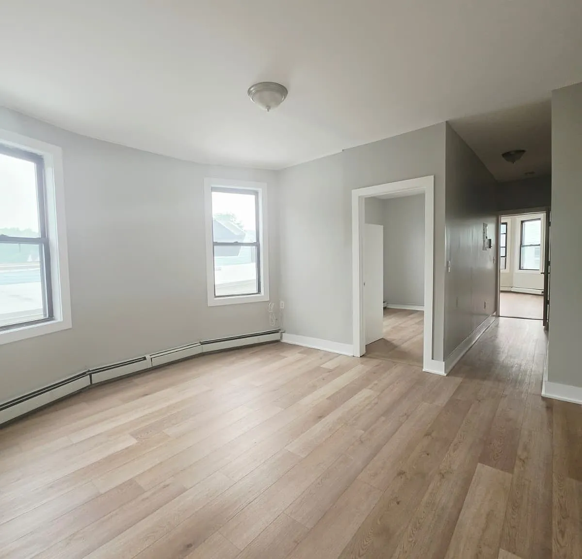 3 bed, 1000 sqft, $2,200 — Photo 3