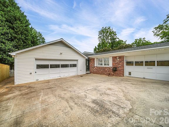 2nd image of 2037 Helen Dr