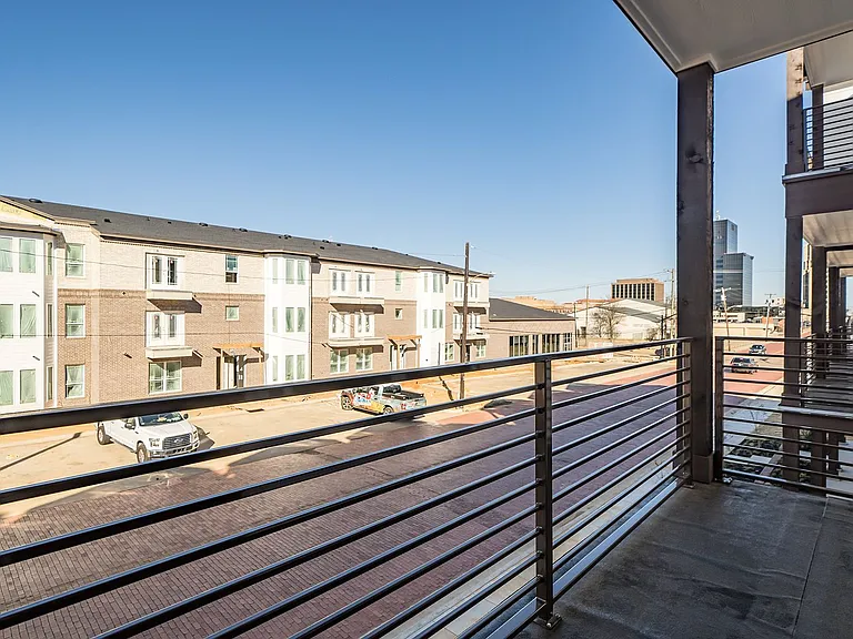 528 W Erwin — Photo 24