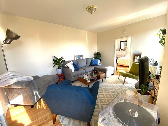 3rd image of 418 Jefferson Ave #3B