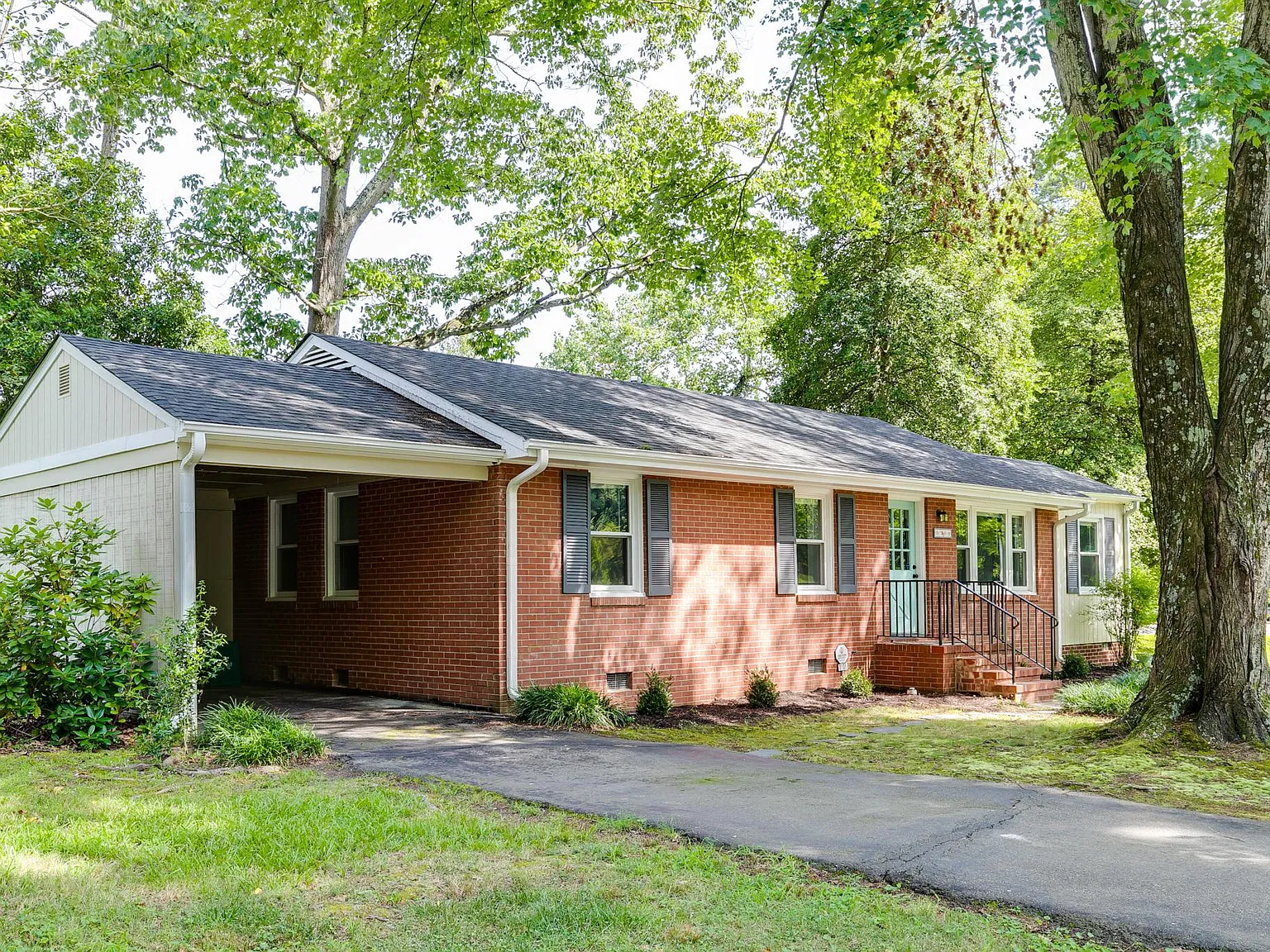 3 bed, 1.5 bath, 1080 sqft, $2,200 — Photo 3