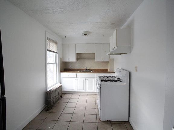 3rd image of 39 Cruikshank Ave