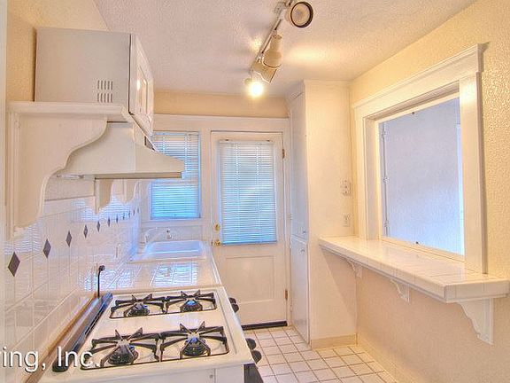 5th image of 332 Waverley St APT 01