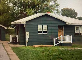 611 S 4th St, Farmington, IA 52626