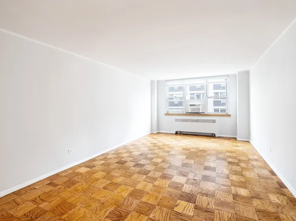 240 East 35th Street image 2 of 7