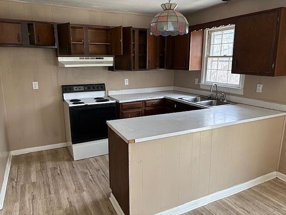 3rd image of 305 Carnation Dr