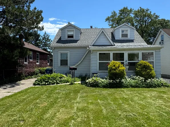 557 Emerson Dr, Amherst, NY 14226
