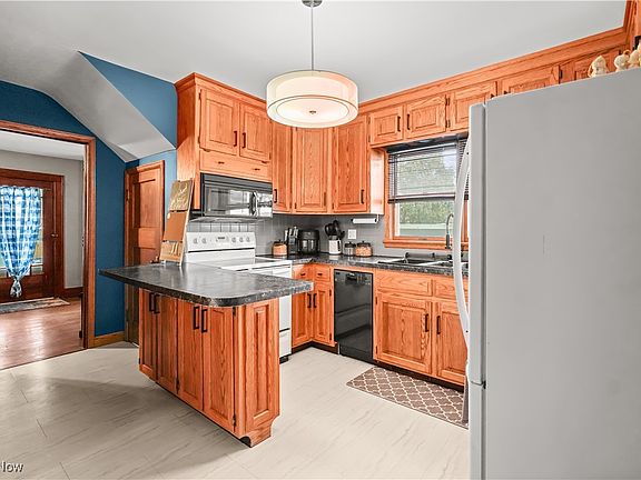 5th image of 112 Iron St